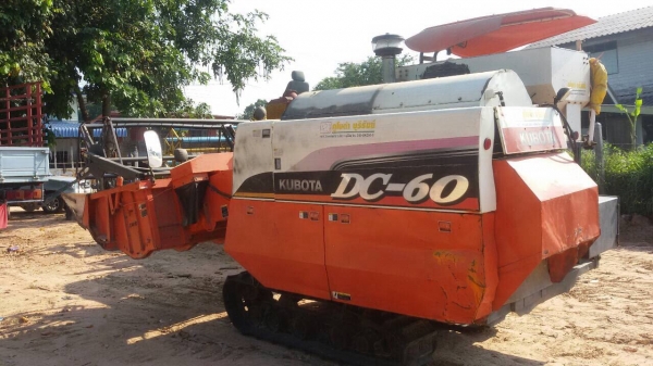 ขาย (300.000) รถเกี่ยวข้าวคูโบต้า DC-60.ปี53สภาพสวยใช้งานมาน้อย พร้อมเทรนเลอร์ลาก