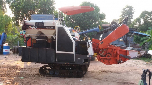 ขาย (300.000) รถเกี่ยวข้าวคูโบต้า DC-60.ปี53สภาพสวยใช้งานมาน้อย พร้อมเทรนเลอร์ลาก