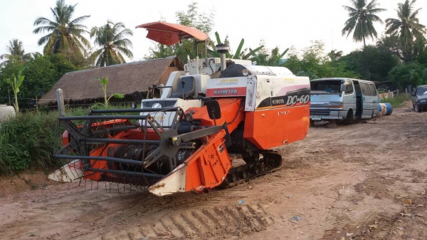 ขาย (300.000) รถเกี่ยวข้าวคูโบต้า DC-60.ปี53สภาพสวยใช้งานมาน้อย พร้อมเทรนเลอร์ลาก