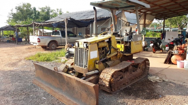 ขายแทรคเตอร์ KOMATSU D20P-7 สภาพพร้อมใช้งาน ใบมีดปรับได้หลายทิศทาง เอกสารสัญญาซื้อขาย