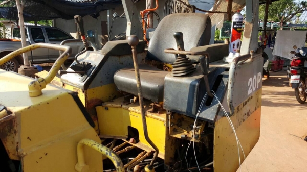 ขายแทรคเตอร์ KOMATSU D20P-7 สภาพพร้อมใช้งาน ใบมีดปรับได้หลายทิศทาง เอกสารสัญญาซื้อขาย