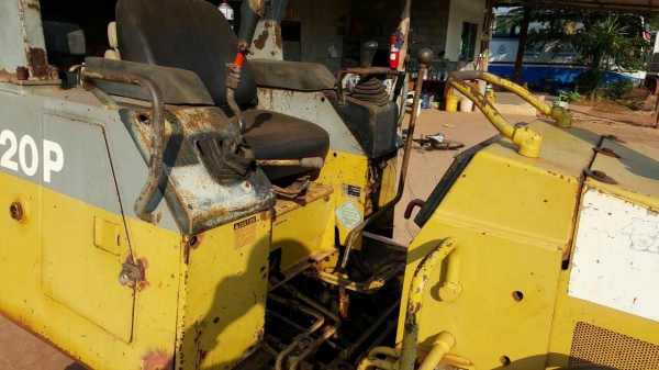ขายแทรคเตอร์ KOMATSU D20P-7 สภาพพร้อมใช้งาน ใบมีดปรับได้หลายทิศทาง เอกสารสัญญาซื้อขาย