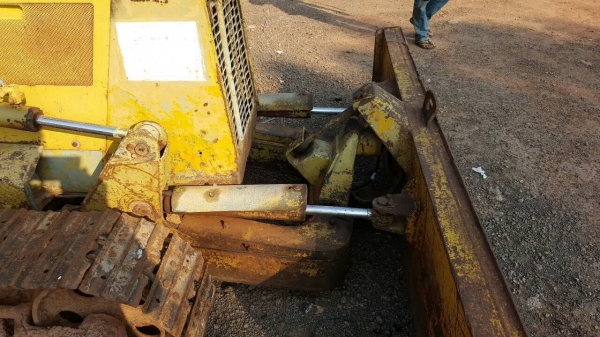 ขายแทรคเตอร์ KOMATSU D20P-7 สภาพพร้อมใช้งาน ใบมีดปรับได้หลายทิศทาง เอกสารสัญญาซื้อขาย