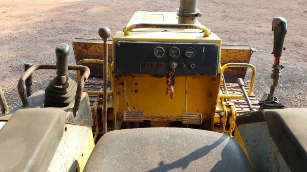 ขายแทรคเตอร์ KOMATSU D20P-7 สภาพพร้อมใช้งาน ใบมีดปรับได้หลายทิศทาง เอกสารสัญญาซื้อขาย