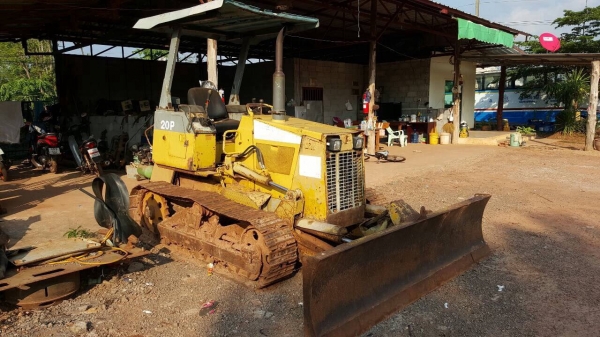 ขายแทรคเตอร์ KOMATSU D20P-7 สภาพพร้อมใช้งาน ใบมีดปรับได้หลายทิศทาง เอกสารสัญญาซื้อขาย