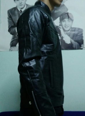 จำหน่ายเสื้อหนังแท้ มีหลายแบบหลายขนาดครับ