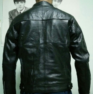 จำหน่ายเสื้อหนังแท้ มีหลายแบบหลายขนาดครับ