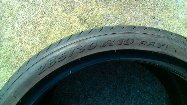 ขายยาง285/30ขอบ19 2 เส้นและ255/35ขอบ19 1 เส้น