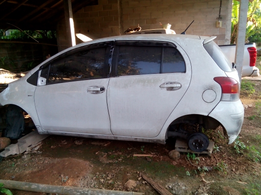 Toyota yaris รุ่น E Limied ปี 2008 สีขาว