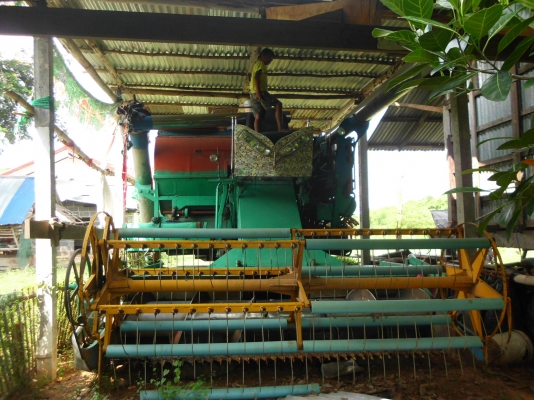 ขายรถเกี่ยวข้าววิชาญ อุ้ม2.5ตัน เครื่อง 195แรงม้า ปั้มไดกิ้น22 ตัวเดิน 10 ใช้เกี่ยวข้าวทุกปี รถขายตามสภาพ