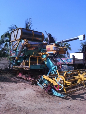 ขายรถเกี่ยวข้าวไทยเส็งยนต์รุ่นมดตะนอยอุ้ม2.2ตันราคา450000บาท