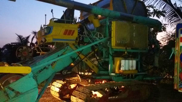 ขายรถเกี่ยวข้าวไทยเส็งยนต์รุ่นมดตะนอยอุ้ม2.2ตันราคา450000บาท