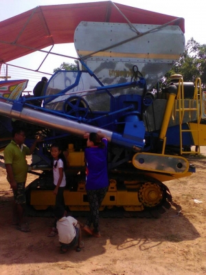 ขายรถเกี่ยวข้าวเกษตร พัฒนาปี53 ปลดหนี้ เครื่อง6HH1โบ เครื่องดี ช่วงล่างเต็ม ตู้ดี บิ้วใหม่าภาพพร้อมลงงาน เอกสารจากบริษัท ปั๊มดี