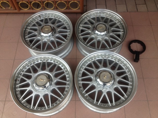 ล้อม้าเเท้ LODIO DRIVE 17กว้าง7นิ้วอ๊อฟ25ทั้ง4วงสีเดิมๆญี่ปุ่นสภาพสวยมีที่ขันฝาครบ6รู139