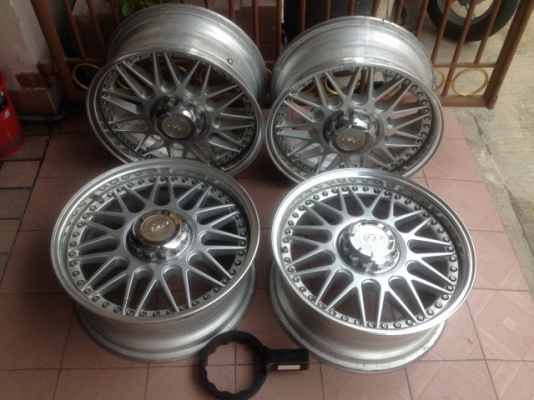 ล้อม้าเเท้ LODIO DRIVE 17กว้าง7นิ้วอ๊อฟ25ทั้ง4วงสีเดิมๆญี่ปุ่นสภาพสวยมีที่ขันฝาครบ6รู139