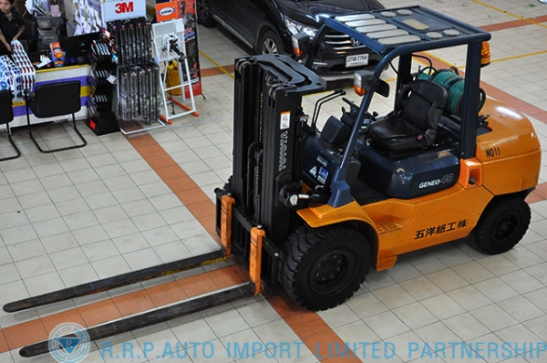 ขายรถโฟล์คลิฟท์มือสอง TOYOTA รุ่น7FG40 ราคา485,000 บาท นำเข้าจากประเทศญี่ปุ่น 100\% ไม่เคยใช้งานในไทย