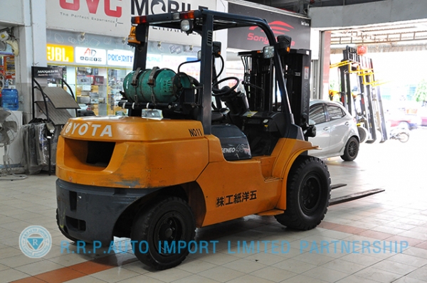 ขายรถโฟล์คลิฟท์มือสอง TOYOTA รุ่น7FG40 ราคา485,000 บาท นำเข้าจากประเทศญี่ปุ่น 100\% ไม่เคยใช้งานในไทย