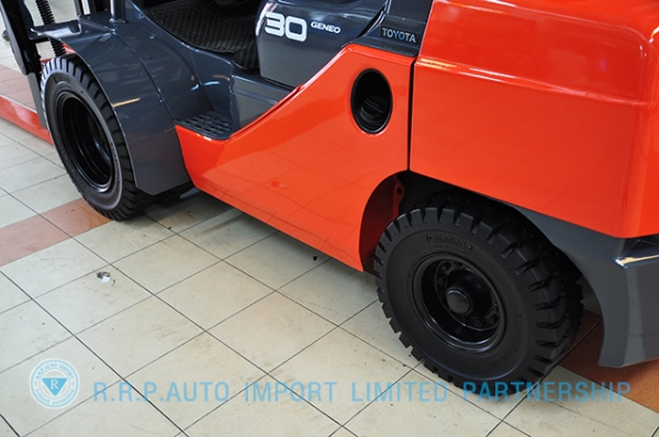 ขายรถโฟล์คลิฟท์มือสอง TOYOTA รุ่น 8FD30 ราคา xxx,xxx บาท นำเข้าจากประเทศญี่ปุ่น 100\% ไม่เคยใช้งานในไทย