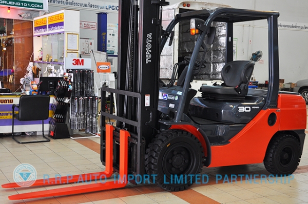 ขายรถโฟล์คลิฟท์มือสอง TOYOTA รุ่น 8FD30 ราคา 590,000 บาท นำเข้าจากประเทศญี่ปุ่น 100\% ไม่เคยใช้งานในไทย