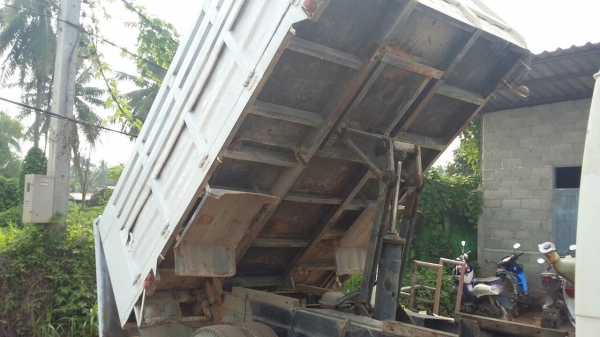 รถอีซูซุ 6 ล้อดั้ม 195 แรงม้า. ( รถประกอบ. )    สนใจติดต่อ  081 - 6079515