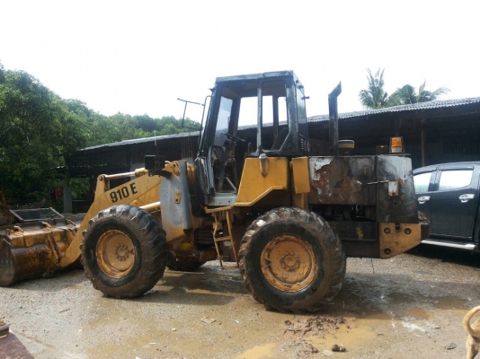 รถตัก CAT 910E.  ( 2 เพลา. )    สนใจติดต่อ   081 - 6079515