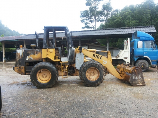 รถตัก CAT 910E.  ( 2 เพลา. )    สนใจติดต่อ   081 - 6079515