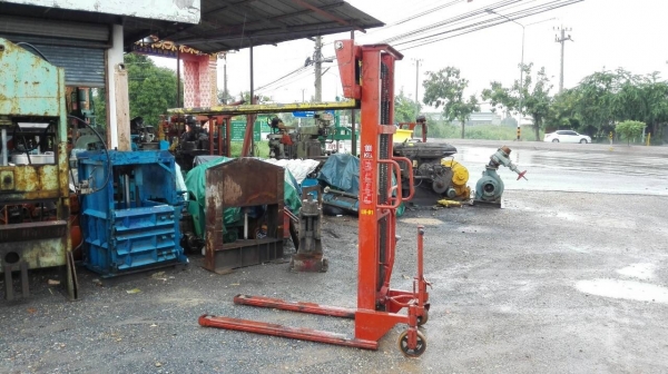 ===== Sold Out!! ===== สแตคเกอร์ แฮนด์ลิฟ 1000 KG.ยกสูง 180 CM. งายาว 160 CM. สภาพใหม่ สวยสดแน่น พร้อมใช้งานครับ!!