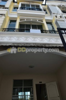 ขายทาวน์โฮม 3 ชั้นสวยๆ ตกแต่งใหม่ บ้านกลางเมือง พระราม 9-ศรีนครินทร์