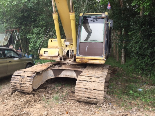 รถขุดPC200-6..ซีเรียลสูง95095 ไฟฟ้ามี เล่มทะเบียนพร้อม..เฟมสวย โซ่ใช้ได้