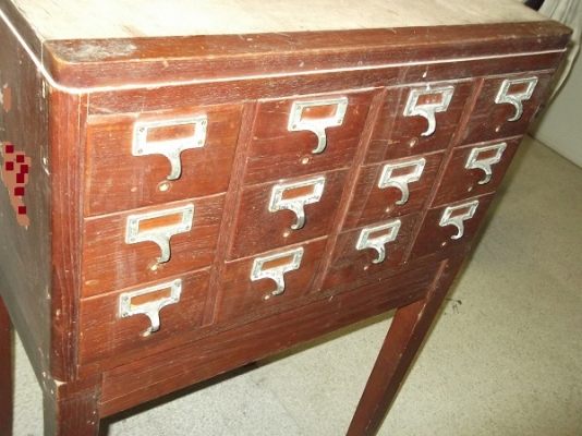 ตู้เทินไม้สักมีลิ้นชักทรงแปลกๆ ตู้เทินไม้สักมีลิ้นชักทรงแปลกๆ