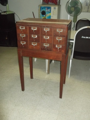 ตู้เทินไม้สักมีลิ้นชักทรงแปลกๆ