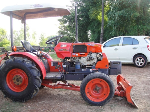 คูโบต้า KRT140 พร้อมใบมีดดันหน้าตราช้าง