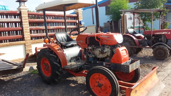 คูโบต้า KRT140 พร้อมใบมีดดันหน้าตราช้าง