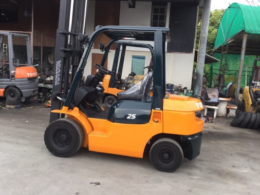 รถฟอล์คลิฟท์ โตโยต้า รุ่น7 ดีเซล เกียออโต้ 2.5 เสา 3เมตร พร้อมเปลื่ยนยางครับ