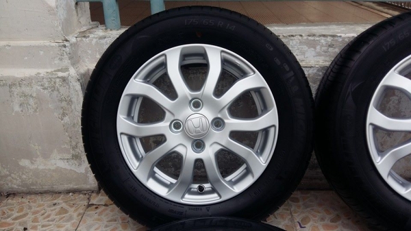 ขายล้อแม็กป้ายแดง honda brio amaze 14" สนใจติดต่อเล็กคลองสามครับ 081-3747940