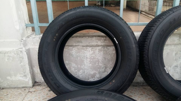 ขายยางป้ายแดง bridgestone dueler h/t 684II 265/60r18 ผลิตสัปดาห์ที่ 28 ปี15  สนใจติดต่อเล็กคลองสามครับ 081-3747940