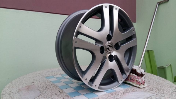 ขายล้อแม็ก jazz gd 15" สนใจติดต่อเล็กคลองสามครับ 081-3747940