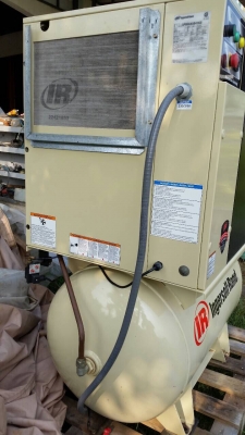 ปั้มลมสกรู INGERSOLL-RAND 10 แรง พึ่งเข้าจากอเมริกา มีแอร์ดรายเยอร์ และถังลม 300 ลิตร ใช้งานได้เลย