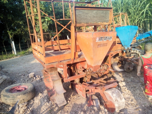 หางปลูกอ้อย45-70แรง พร้อมใช้ ถังปุ๋ยแสตนเลส ใช้งานได้เลยครับ