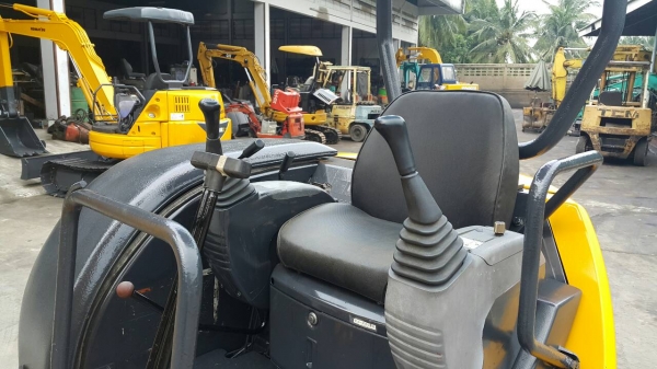 ขาย รถขุด KOMATSU รุ่น PC30MR มือสองญี่ปุ่น แทร็กเหล็กสวย สลักแน่น ทุกส่วน ทำงานไว คันนี้ มีไลน์ใส่หัวกระแทกได้ เอวแน่น มือถือ/LINE ID : 0818753444