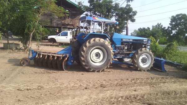 ขายรถไถFORDรุ่น6640คานหน้า NEWHOLLAND  เล่มพร้อมโอนม