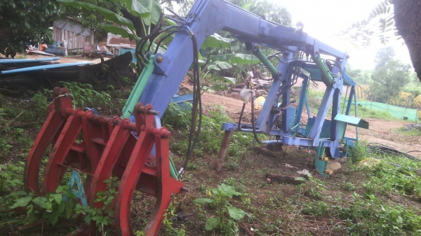 ขายรถไถ คีบอ้อย Ford พร้อมอุปกรณ์คีบอ้อย ผานไถ ผานดัน