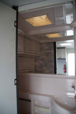 รถบ้าน Caravan รถบ้าน Caravan