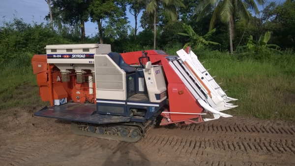 รถเกี่ยวข้าวเก่าญี่ปุ่น KUBOTA R1-24 สภาพสวย เปลี่ยนแทรคใหม่
