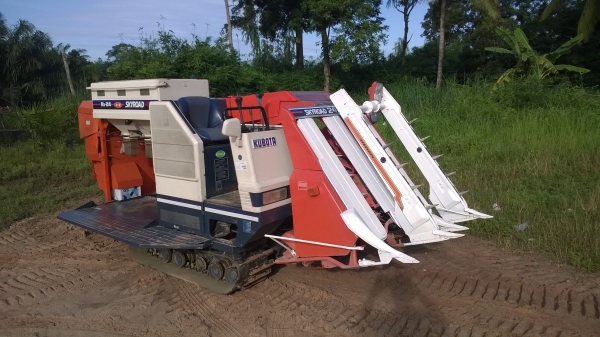 รถเกี่ยวข้าวเก่าญี่ปุ่น KUBOTA R1-24 สภาพสวย เปลี่ยนแทรคใหม่