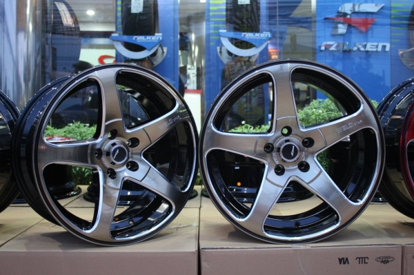 ล้อ WELD Star ขอบ18X8.5 +35 5H114.3 วงละ 6,500 บาท