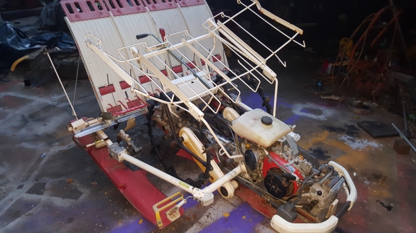 รถดำนา 4 แถว ยันมาร์เดินตาม พร้อมใช้งาน รหัสสินค้า R - 14 รถดำนา 4 แถว ยันมาร์เดินตาม พร้อมใช้งาน รหัสสินค้า R - 14