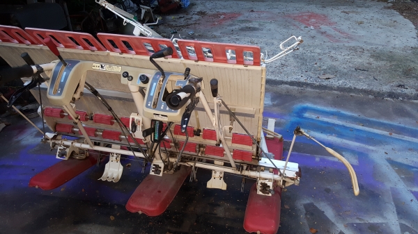 รถดำนา 4 แถว ยันมาร์เดินตาม พร้อมใช้งาน รหัสสินค้า R - 14 รถดำนา 4 แถว ยันมาร์เดินตาม พร้อมใช้งาน รหัสสินค้า R - 14