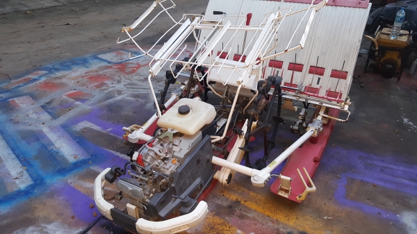 รถดำนา 4 แถว ยันมาร์เดินตาม พร้อมใช้งาน รหัสสินค้า R - 14 รถดำนา 4 แถว ยันมาร์เดินตาม พร้อมใช้งาน รหัสสินค้า R - 14