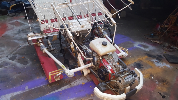 รถดำนา 4 แถว ยันมาร์เดินตาม พร้อมใช้งาน รหัสสินค้า R - 14 รถดำนา 4 แถว ยันมาร์เดินตาม พร้อมใช้งาน รหัสสินค้า R - 14